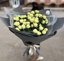 Букет Белые кустовые розы Солинеро в Давлеканово